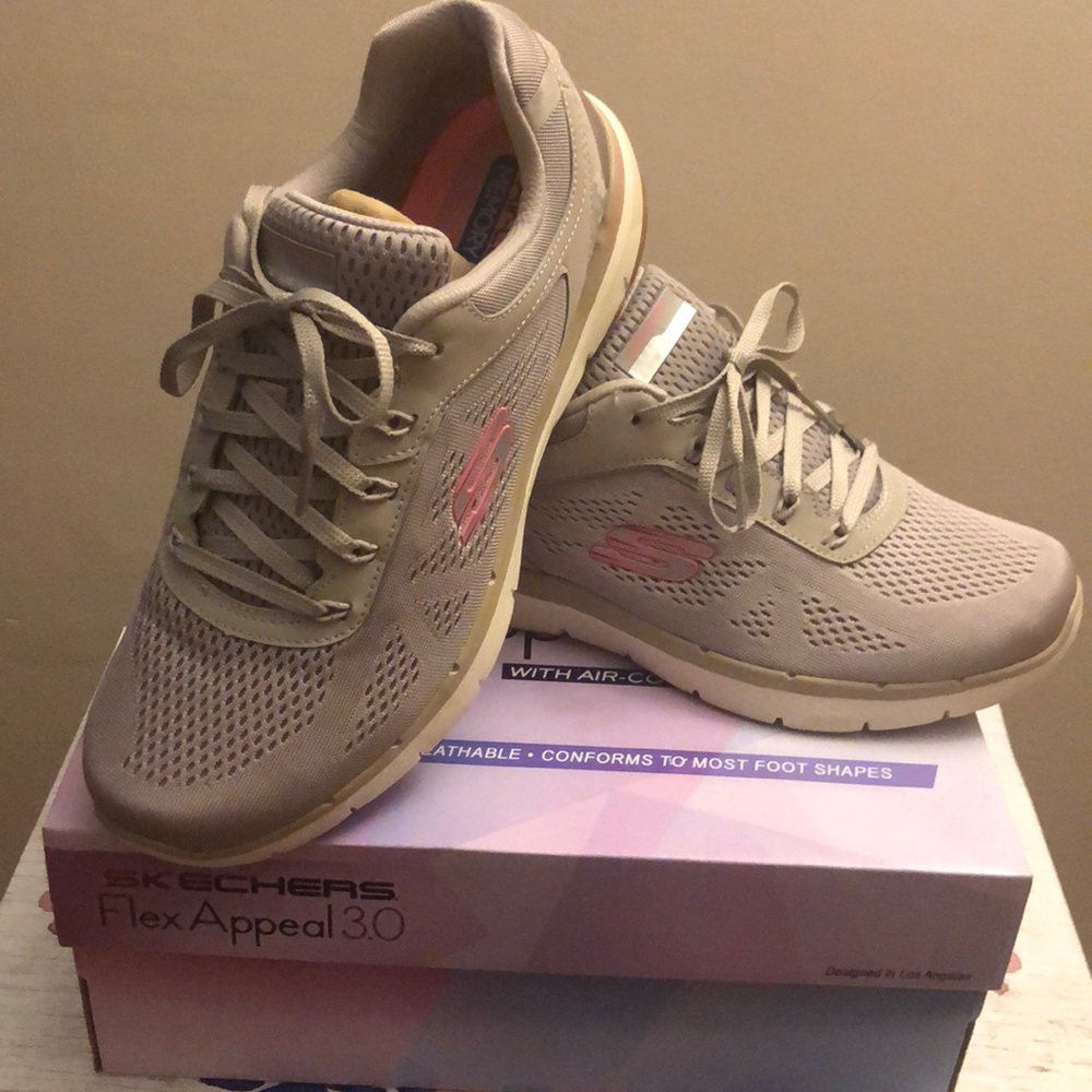 Skechers Flex Appeal size 10.. Comes with box